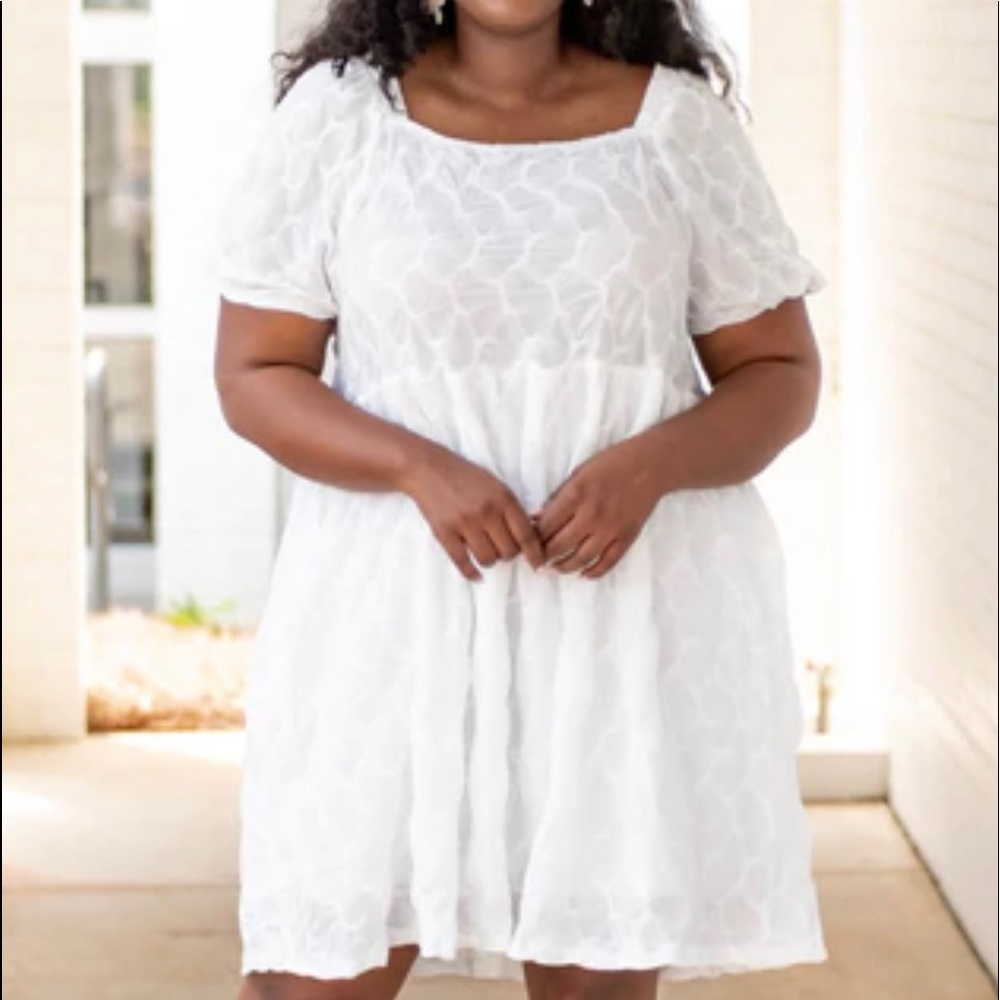 Chic Soul. 2x. White dress with bubble sleeves.
